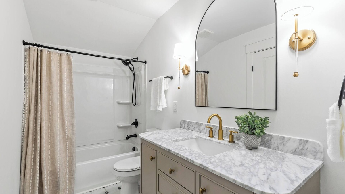 Louisburg House | Elegant Retreat for 12 in Louisburg