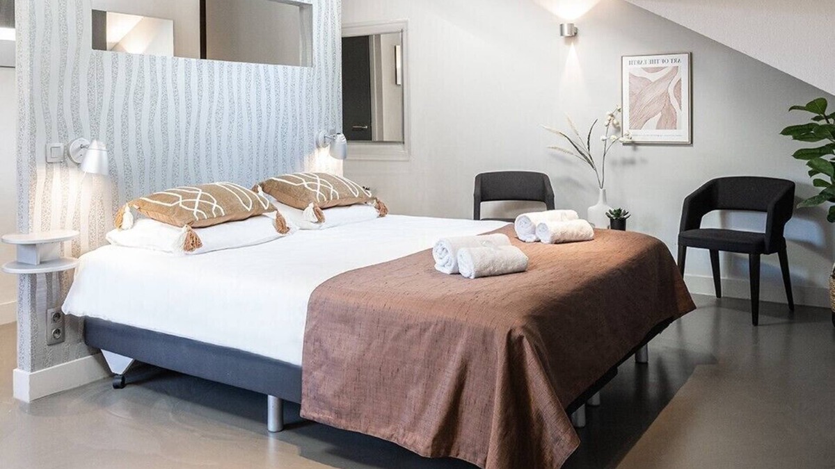 Oss Apartment | Elegant room close to Oss attractions, offering parking, reliable WiFi, heated floors, and AC