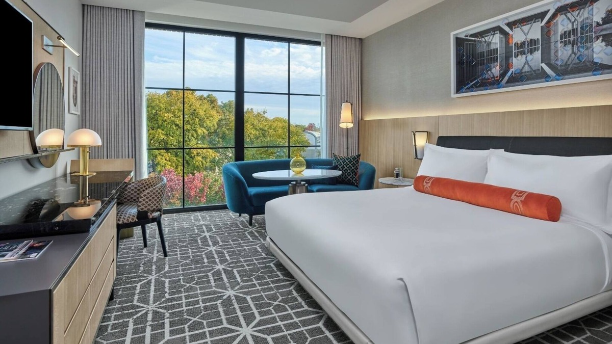 Fort Worth Cultural District Hotel | Elegant Room w/Balcony Designed for Arts & Leisure