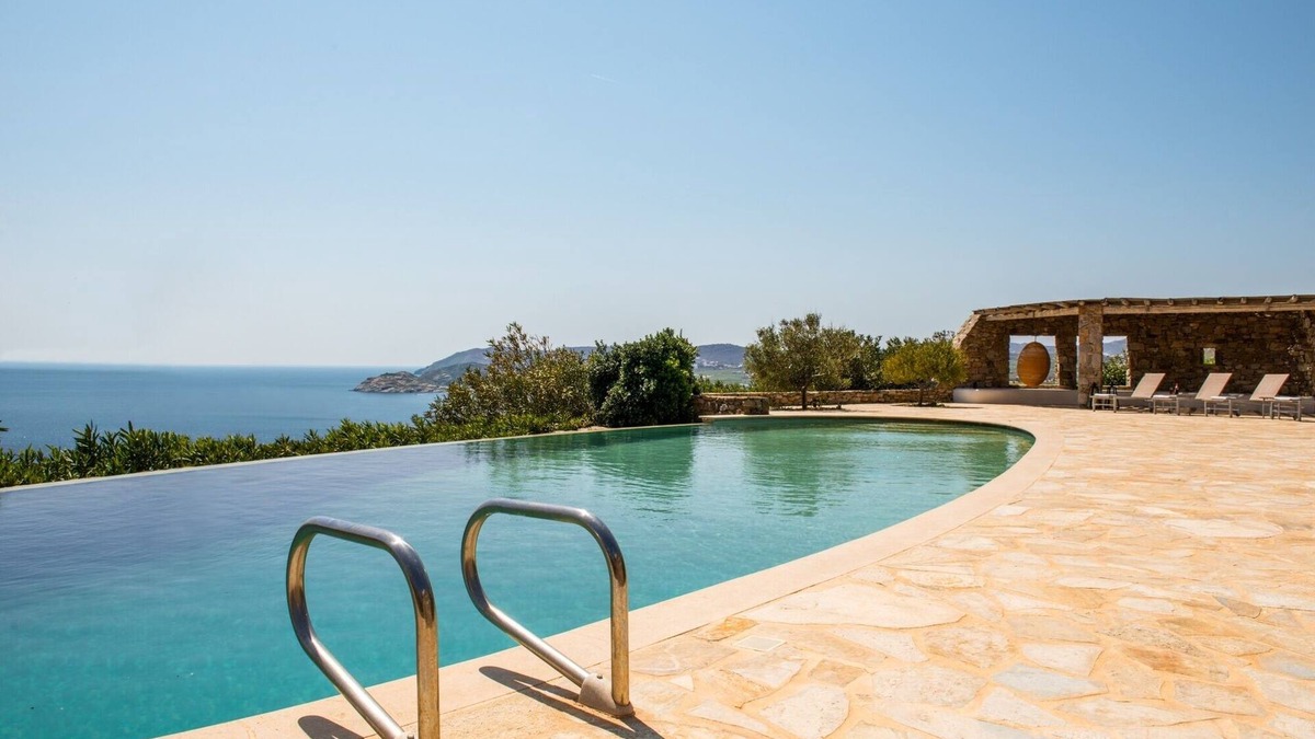 Kalafatis Villa | ELEGANT SEASIDE VILLA, INFINITY POOL, STUNNING VIEWS, EASY ACCESS TO 3 BEACHES