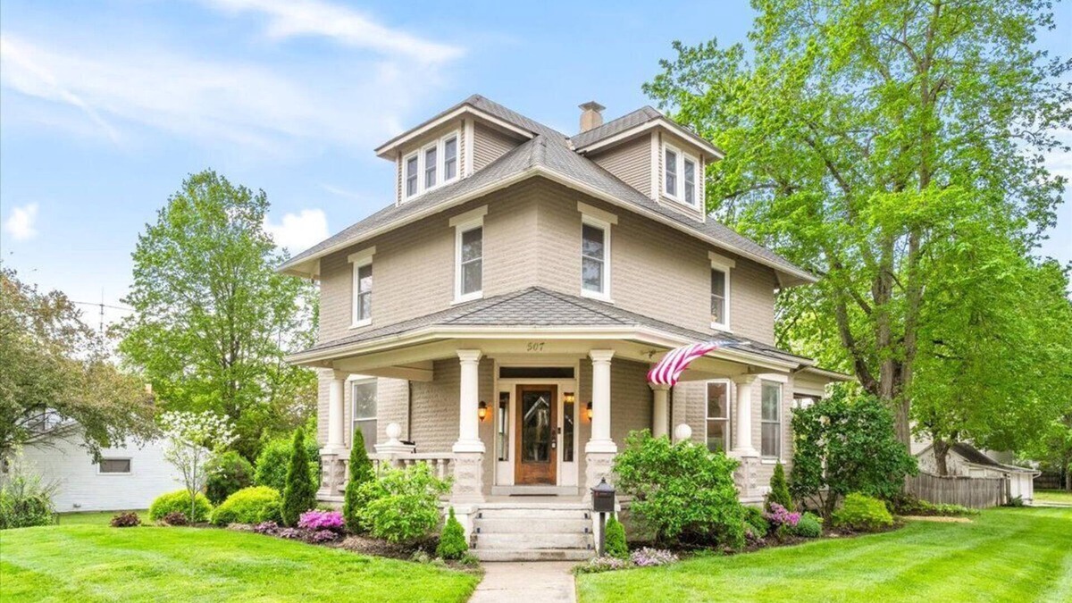 Groveport House | Elegant & spacious 4 bedroom historic home minutes from both airports