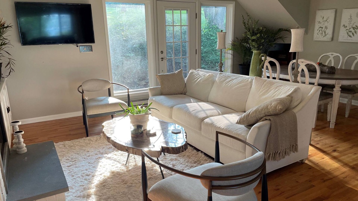 Mandana House | Elegant/Spacious home overlooking the lake