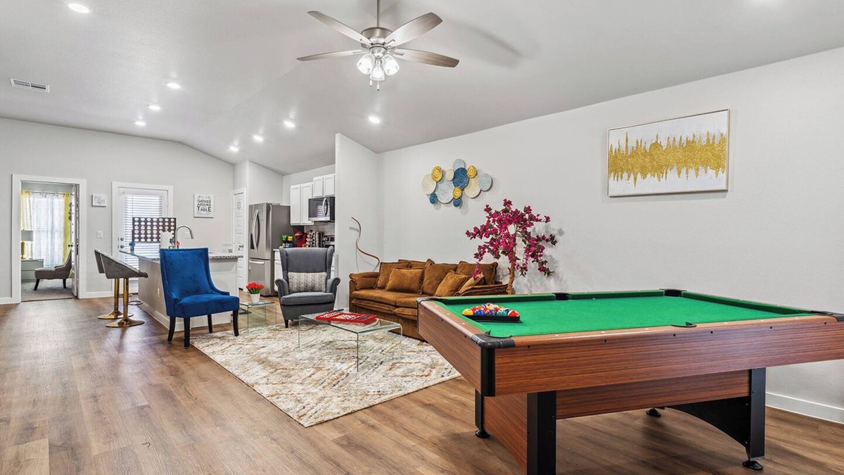 Lubbock House | Elegant & Spacious South Lubbock 3 Bed 2 Bath1 King 2 Queen Near Texas Tech
