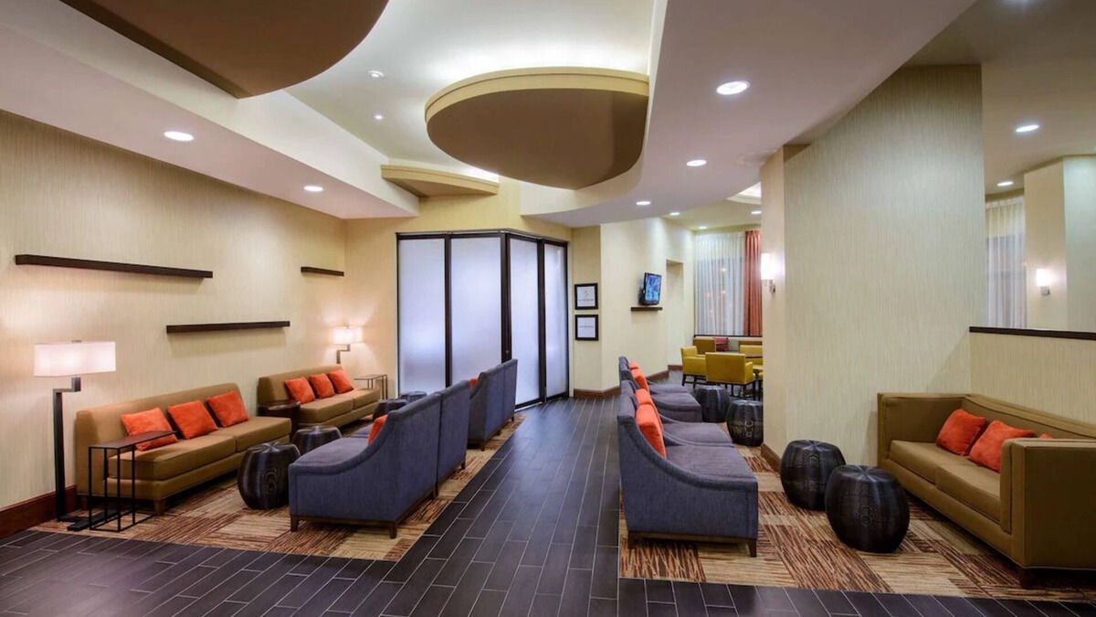 Mount Vernon Triangle Hotel | Elegant Stay: Steps From Capital One Arena & National Mall! On-site Bar