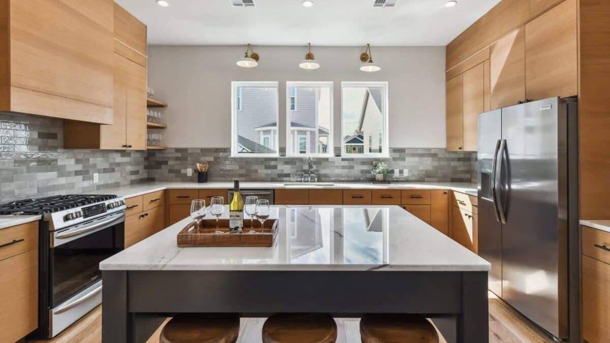 Whitney House | Elegant Stylish Home | Hot Tub & Pergola