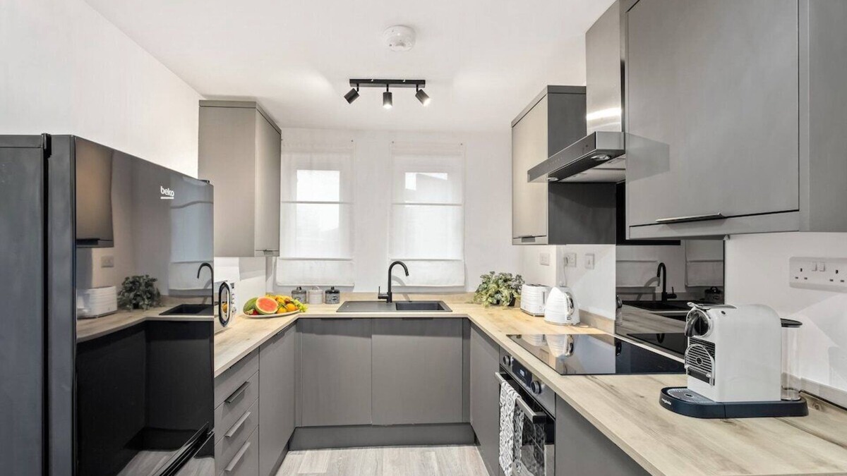 Newborough Apartment | Elegant Suburban Apartment