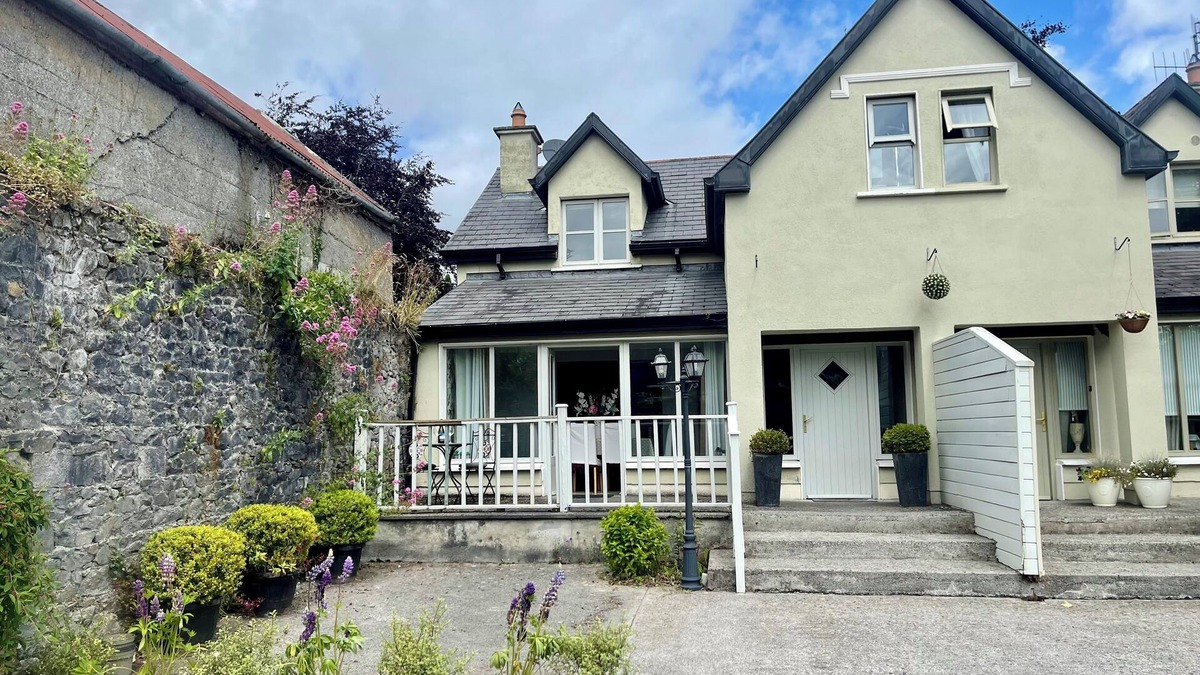Birr House | Elegant townhouse steps from historic Birr Castle Demense