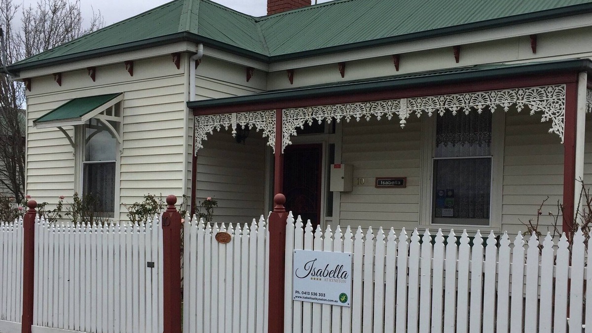 Kyneton House | Elegant Victorian Cottage in Town Centre includes Delicious Breakfast Provisions