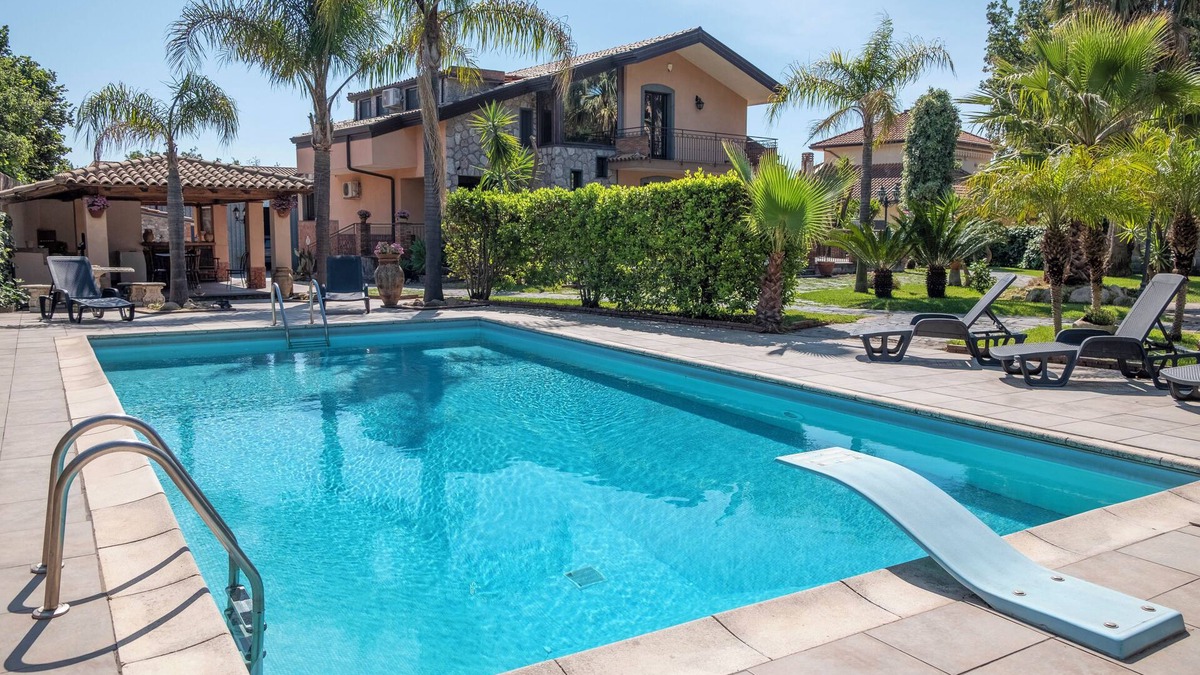 Aci Sant'Antonio Villa | Elegant villa in the green of a forest on main road ta Taormina and Catania