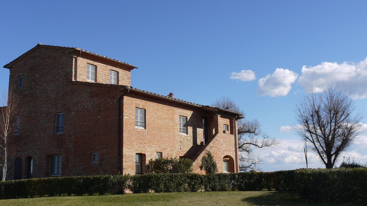 Marciano della Chiana House | Elegante Casa di Campagna con Torretta e Piscina