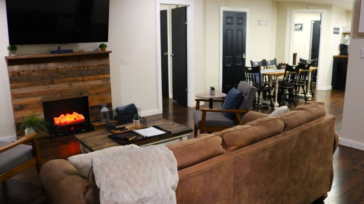 Electra House | Elegantly Rustic 3 Bedroom 2 Bath Modern Farmhouse Cottage