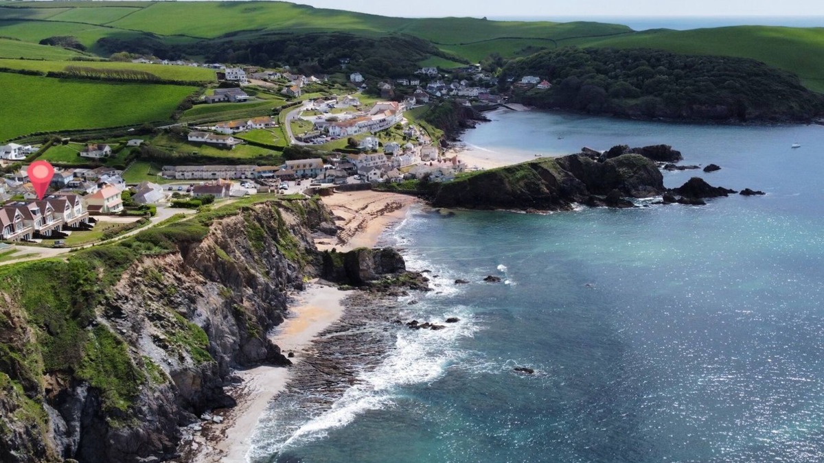 Hope-Cove Apartment | Elender Cove - a luxury coastal apartment footsteps from the beach