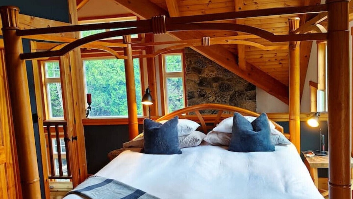 Tobermory House | Elenriel Cottage - Waterfront Timberframe