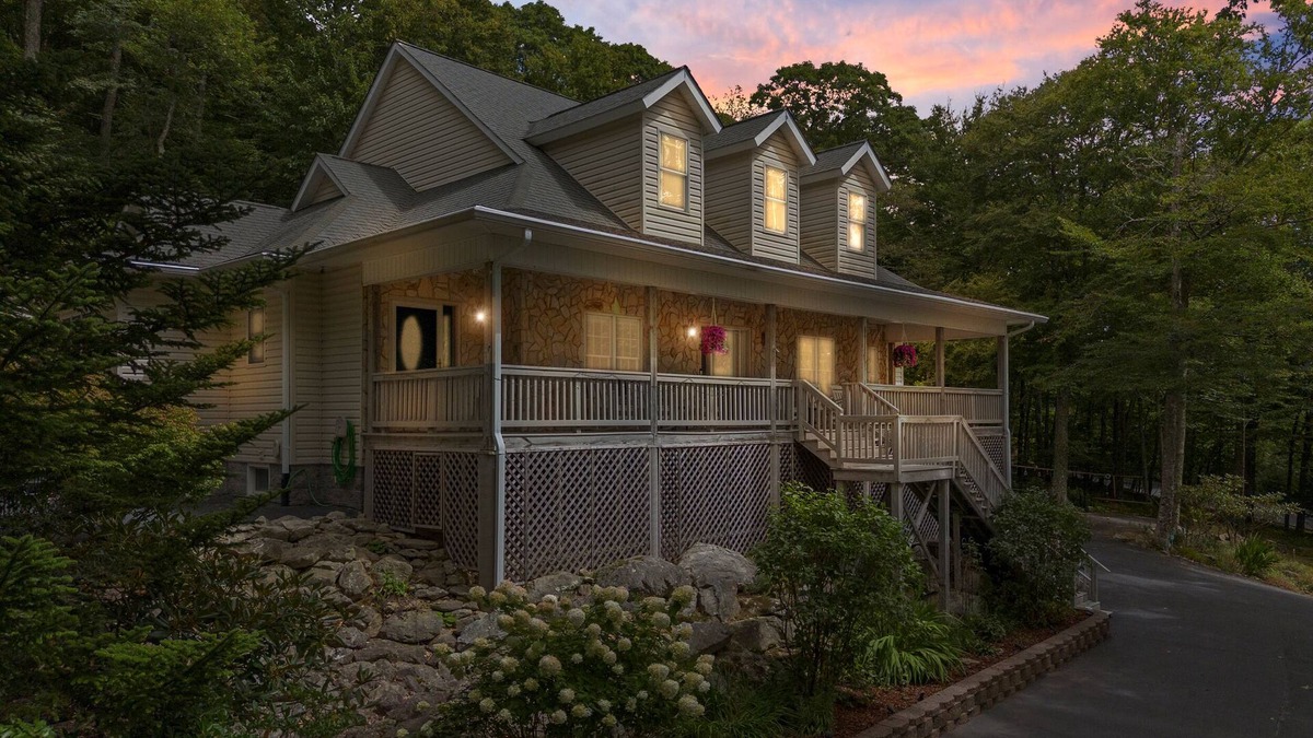 Sugar Mountain House | Elevated Lifestyle, Spacious 6 Bdrm w/Hot Tub!