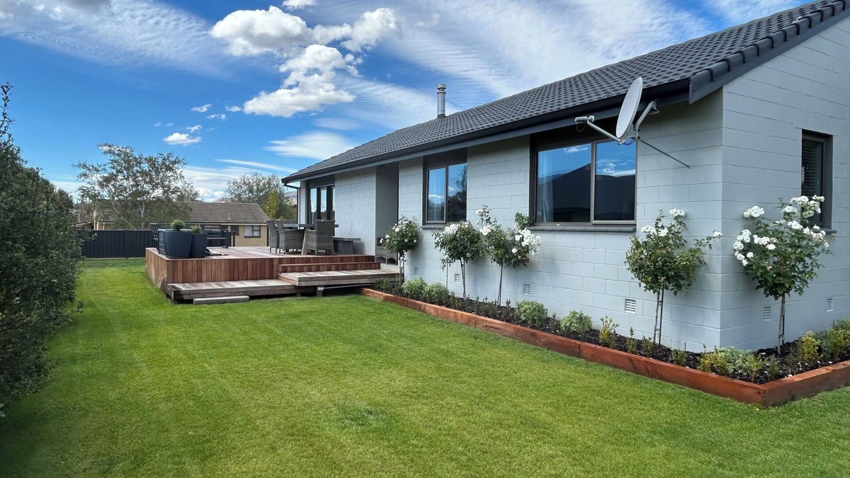 Lowburn House | Elevated Mountain Views on Waenga