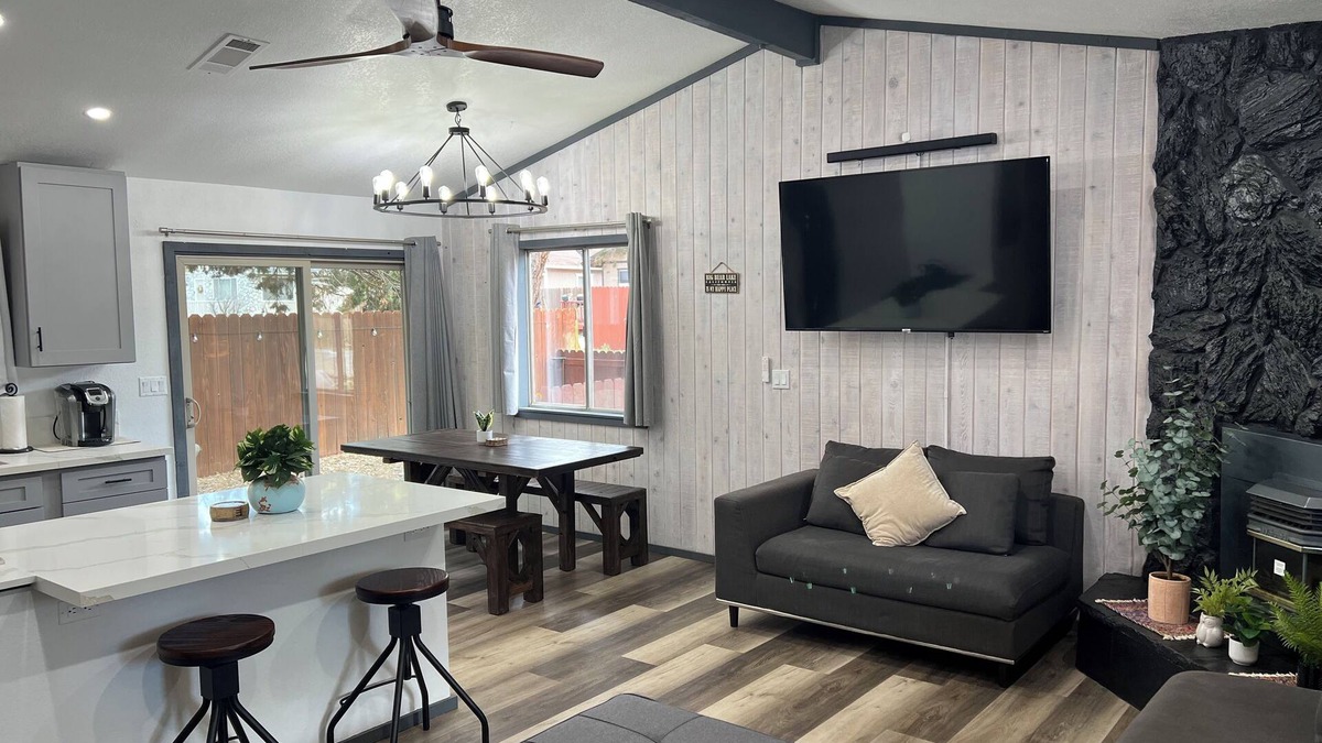 Woodlands Cabin | Elevated Vibes + A/C + Hot-Tub & Ping Pong!