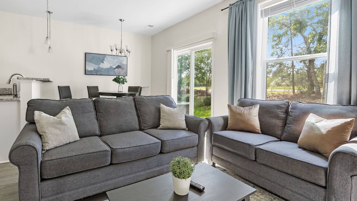 Huntcliff House | Elgin Enclave- Sleeps 6 - 12 min from Fort Jackson - Pet Friendly!