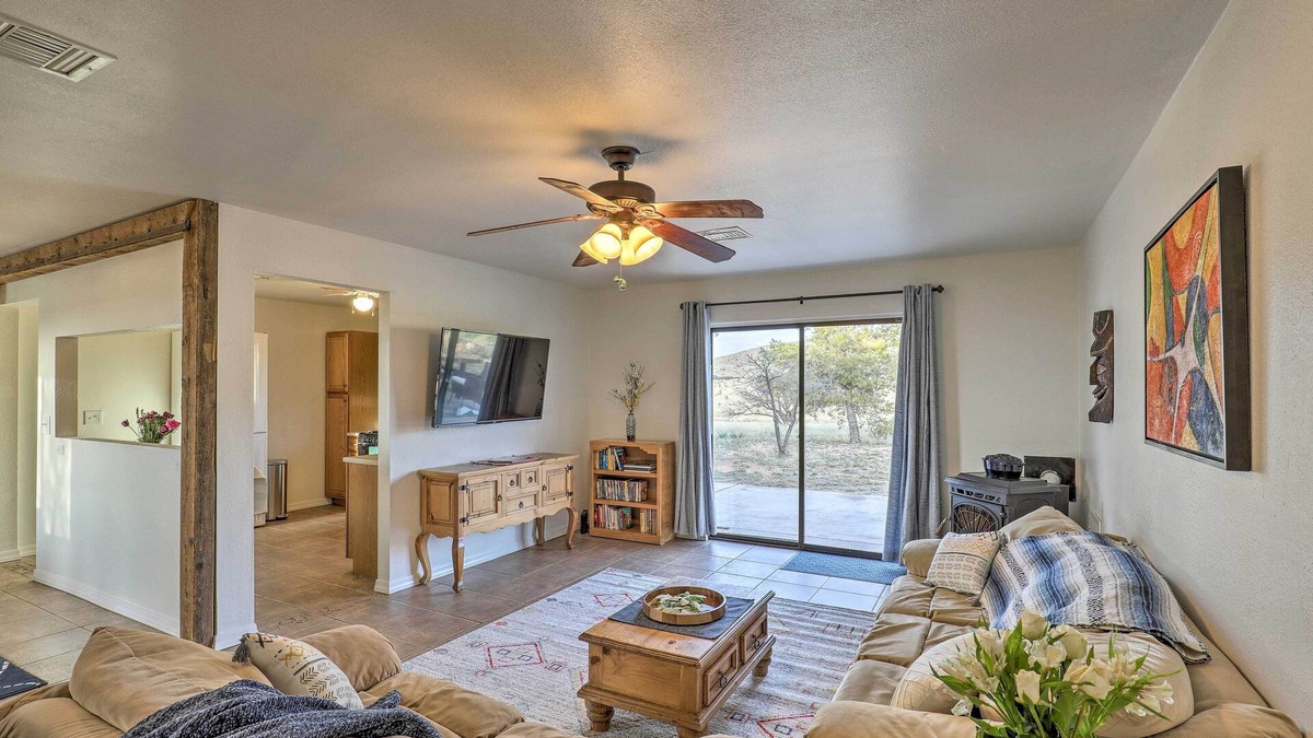 Elgin House | Elgin Home w/Mountain Views ~ 3 Miles to Wineries