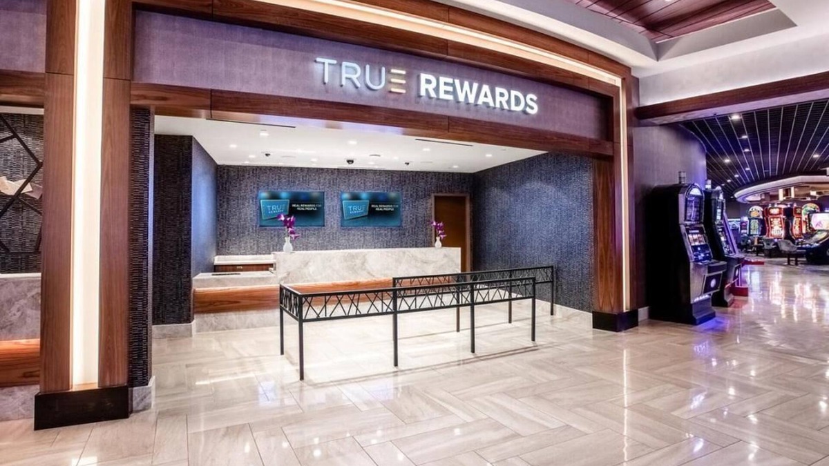 Gateway District Hotel | Elite 2 Queens at The STRAT Hotel, Casino & Tower