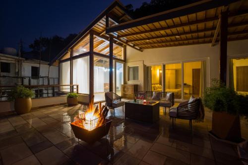 Bhimtal Villa | ELIVAAS 6 BHK with Balcony & Lake View - Antarmann Casa Zenith