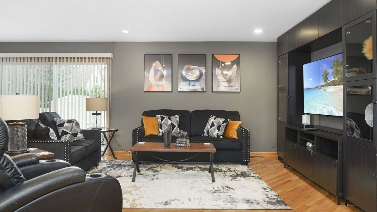 Elk Grove Village House | Elk Grove Village FHS Rental - Kingsbridge Rd