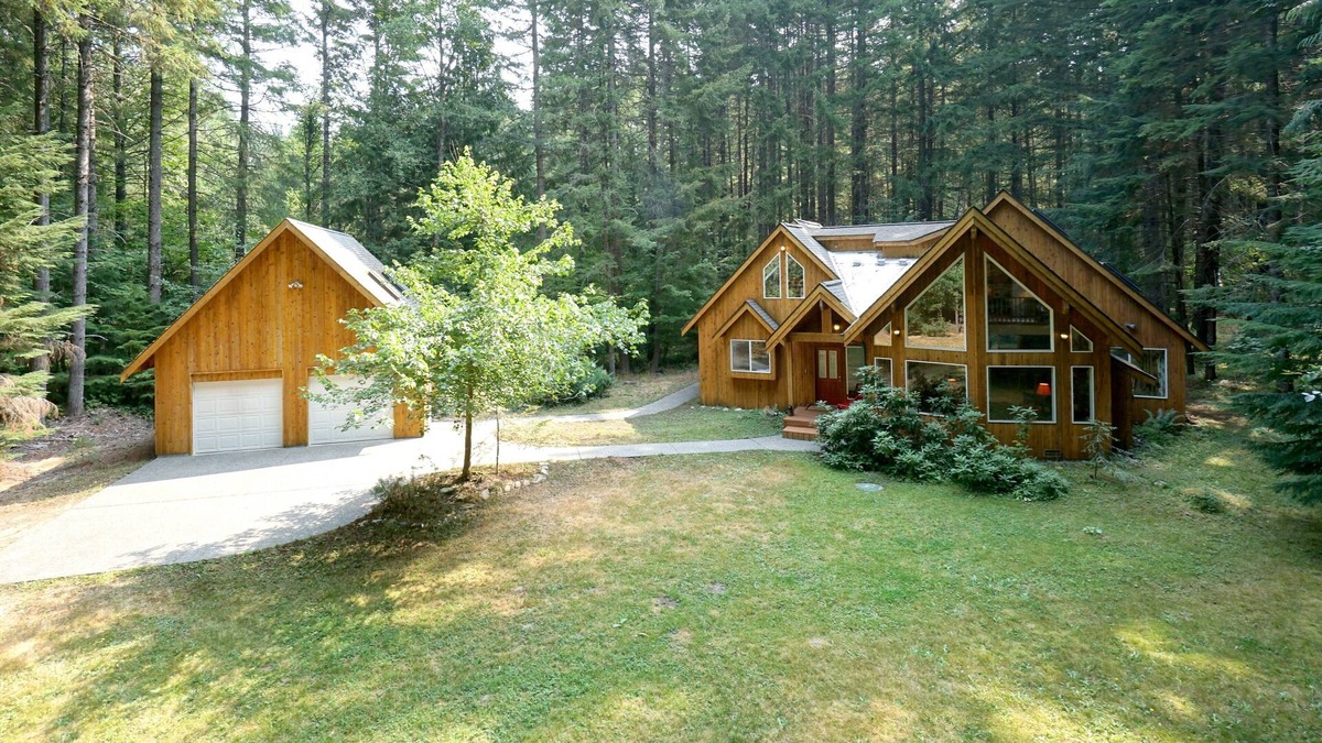 Enumclaw House | "Elk Hollow" Mountain Home Near Mount Rainier and Crystal Mountain Ski Area, WA