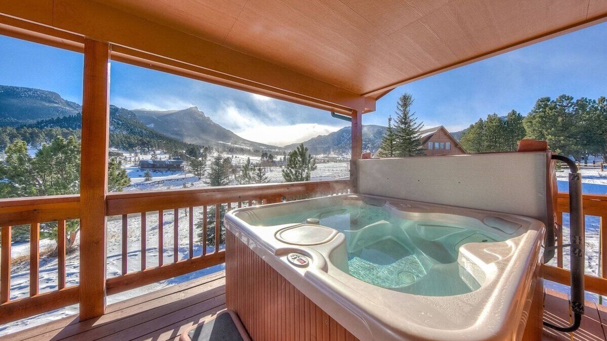 Carriage Hills House | Elk Meadow Retreat - Amazing Mountain Views + Hot Tub Sleeps 10!