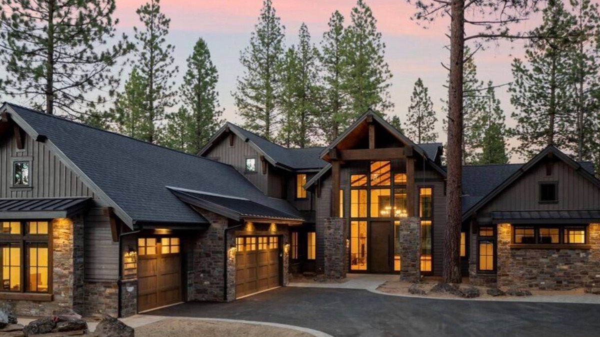 Sunriver House | Elk Run Lodge with Hot Tub, Lake View & Game Room