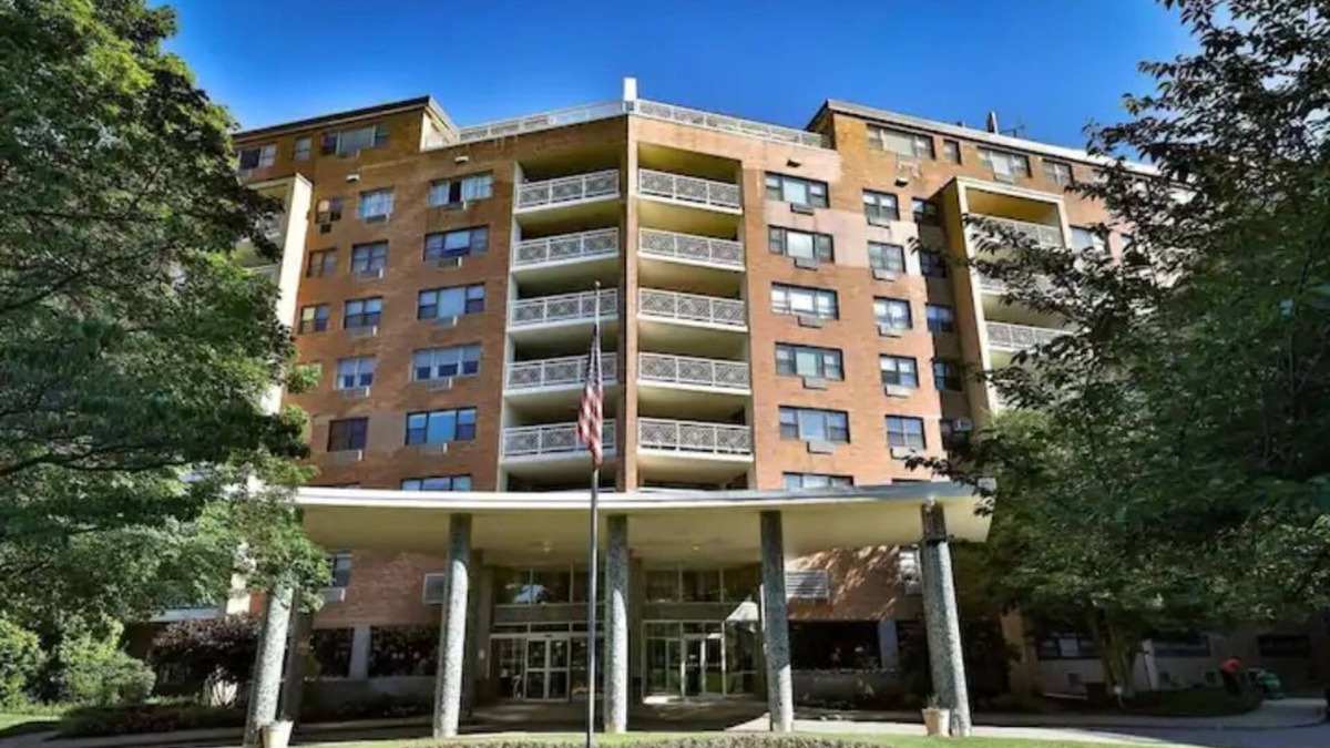 Elkins Park Cabin | Elkins Park studio 1 Queen & 1 sleeper Hotel style kitchen & bathroom+ Amenities