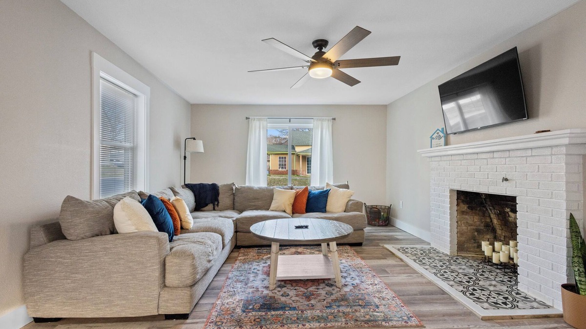 Siloam Springs House | Elle Housen4 Bedroom House in Historic Downtown Siloam Springs