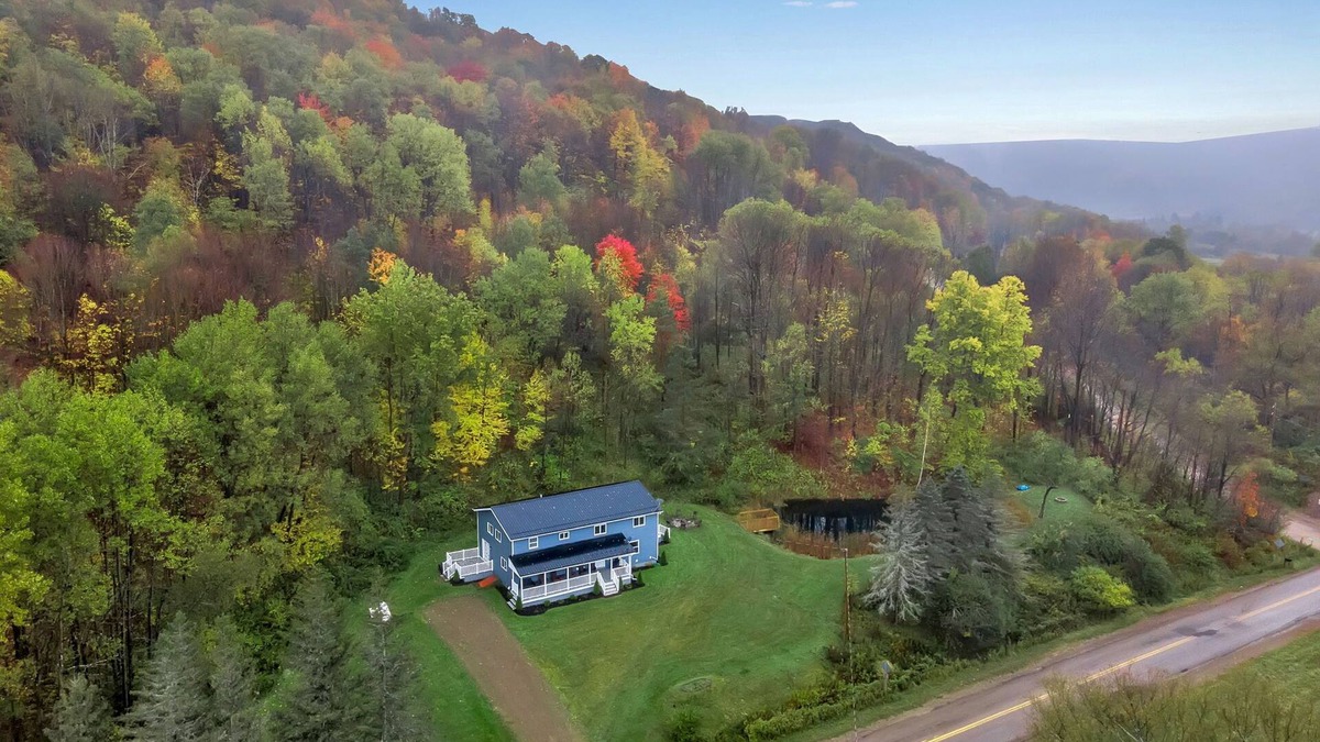 Salamanca Ski Chalet | Ellicottville Chalet 3 Miles From Village on a secluded lot w/pond