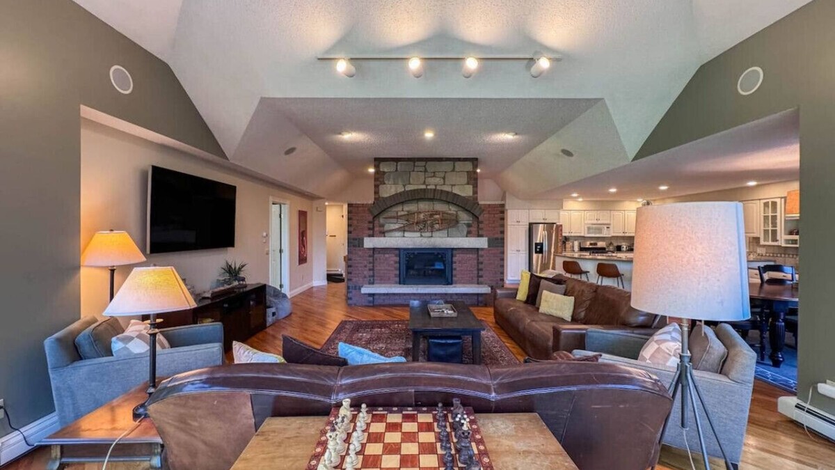Bartlett House | Ellis Ridge Retreat | 5 BDRM | Hot Tub | Firepit