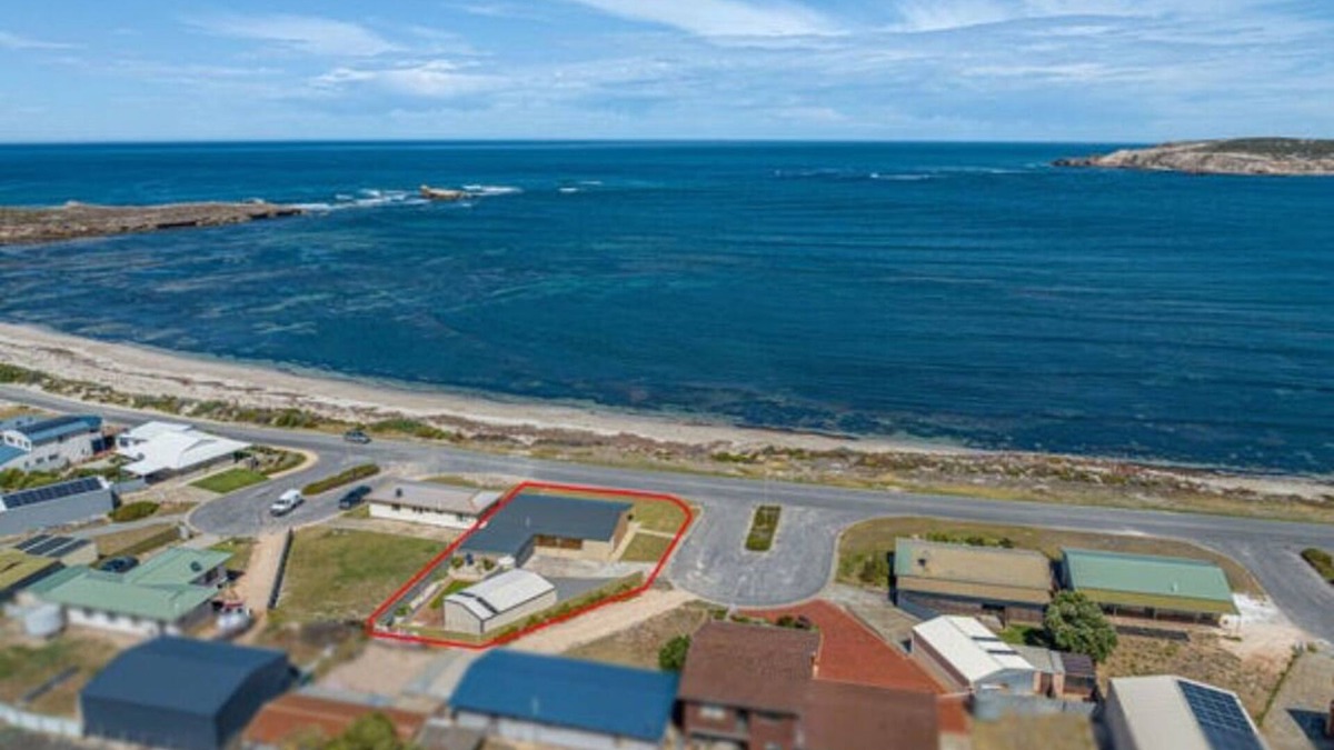 Ward House | Elliston Esplanade Beach House (RUFF-INN-IT)