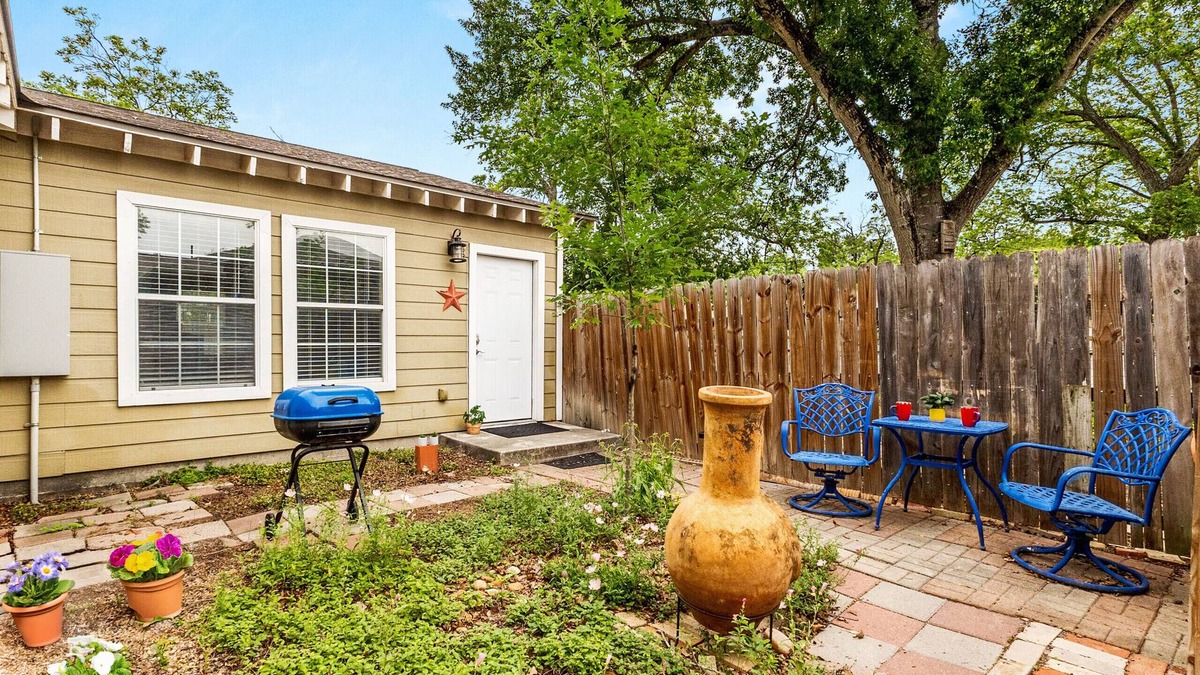 Seguin Ski Chalet | Elm Street Bungalow, Cozy Pet-Friendly Stay