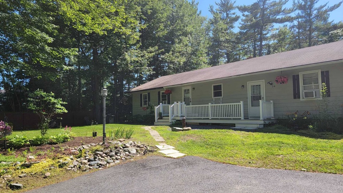 Ellsworth Apartment | Elma-Vista Spacious 3-bedroom apartment with WiFi and AC in charming Ellsworth