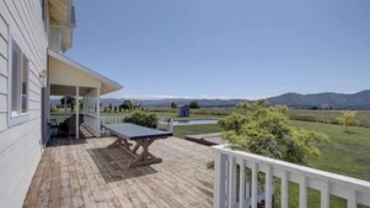 Lakeport Bed & Breakfast | Elope on your own terms