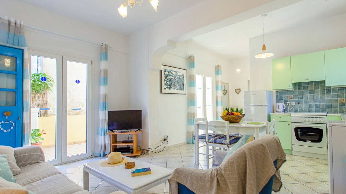 Agios Stefanos House | Elsa House sits at the waters edge of idyllic Agios Stefanos Sinies