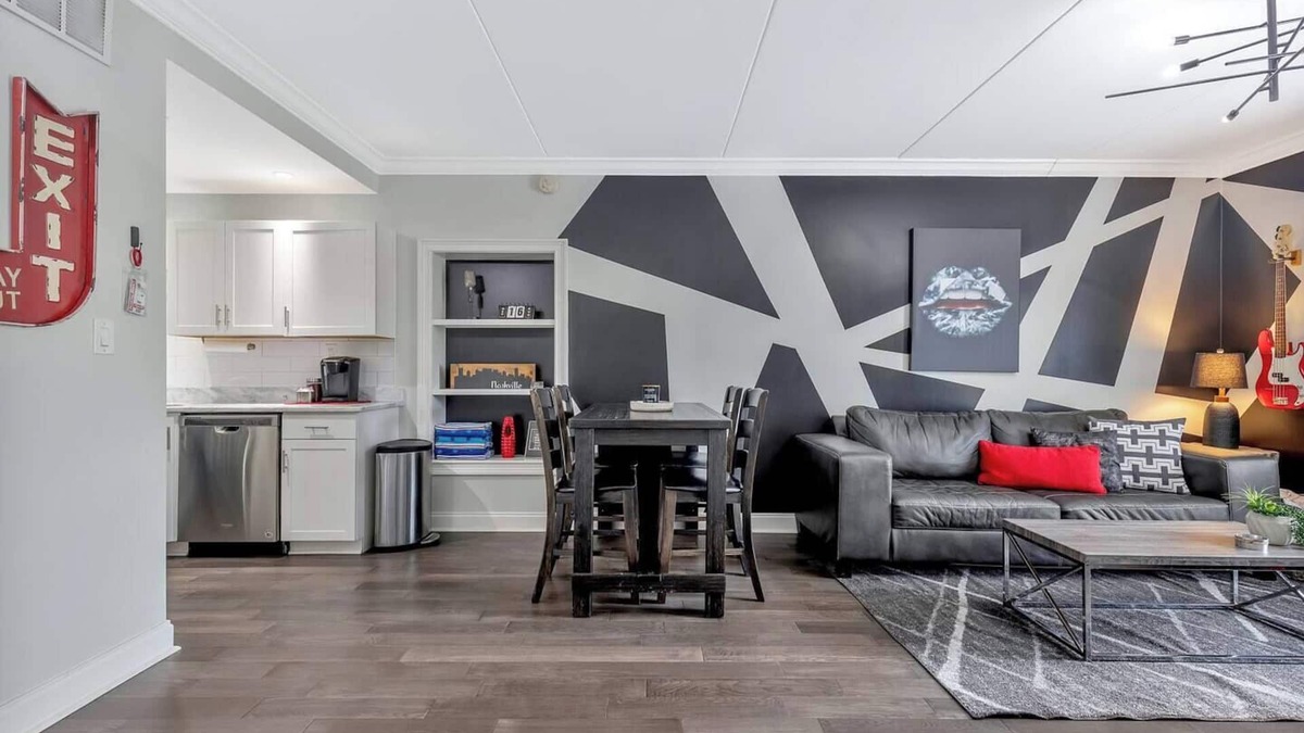 Nashville Condo | Elvis & Cash Complex - On Music Row - Guitar Pool - Sleeps 5