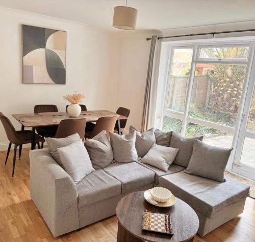 Shadwell Apartment | Elysian Nights- Luxe 3 Bedroom Palm Garden Retreat in Central London