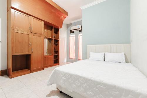 Kalimalang Hotel | Elza House near Kalimalang RedPartner