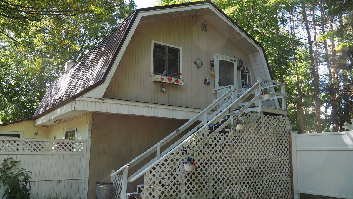 Lake Ann Apartment | Emanuel - CUTE UPSTAIRS APARTMENT WITH AIR CONDITIONING! GREAT LOCATION!