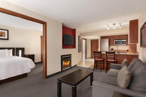 International District Hotel | Embassy Suites by Hilton - Montreal