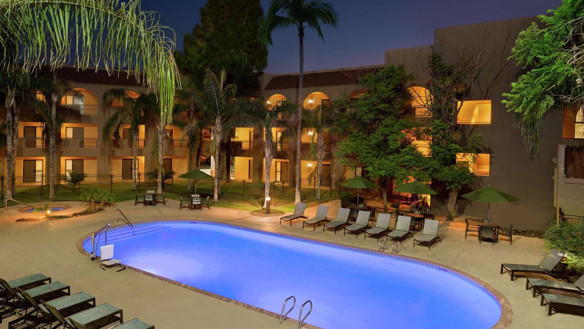 Tempe Hotel | Embassy Suites by Hilton Phoenix Tempe
