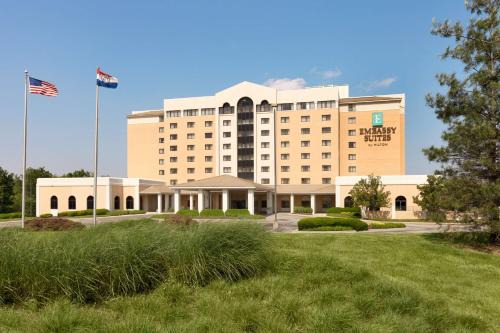 Waldron Hotel | Embassy Suites by Hilton Kansas City International Airport