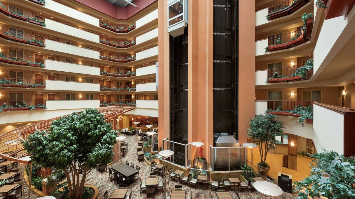 La Vista Hotel | Embassy Suites Omaha-La Vista/Hotel & Conference Center