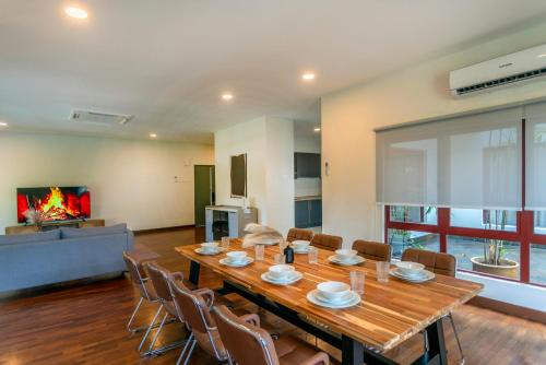 Kampung Pandan Dalam Apartment | Embassy Villa by COBNB, Top Floor Unit at Ampang Hilir