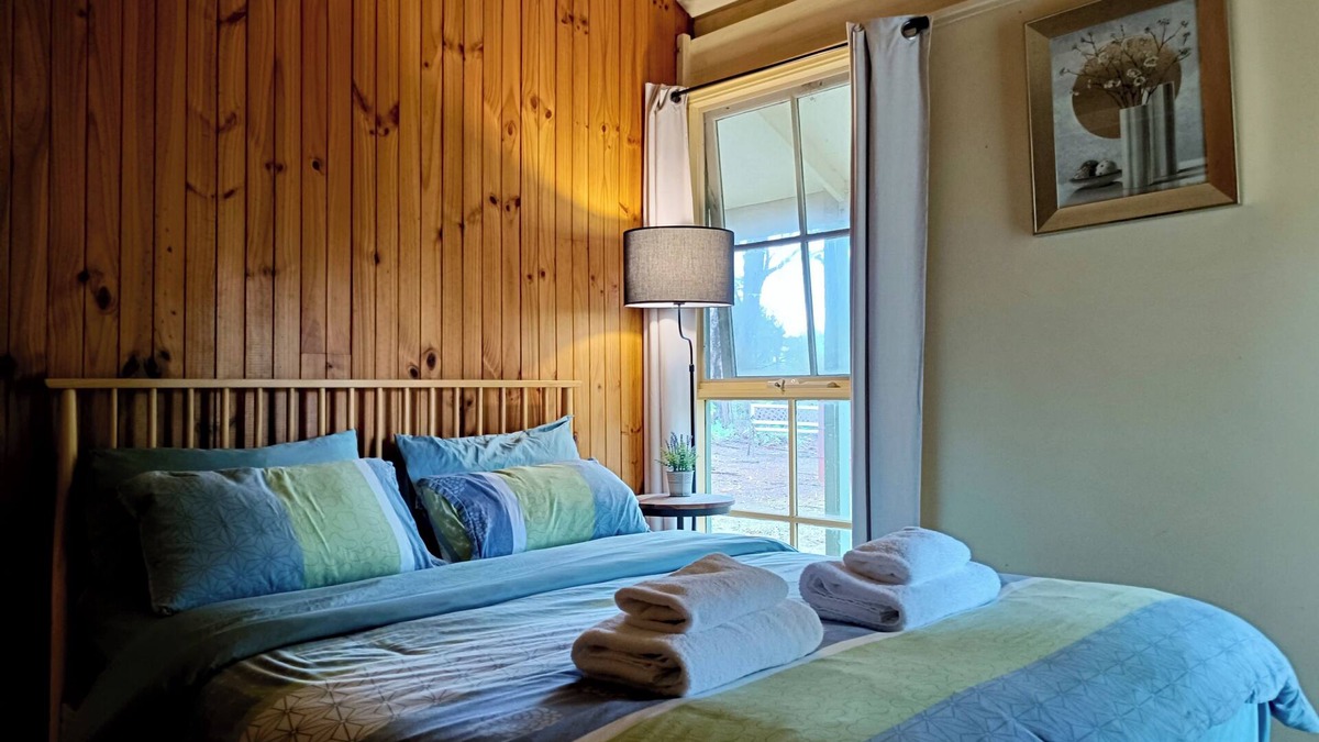 Kalimna Ski Chalet | Emberpine Cottage 1 (1Queen+2Twins)SPA & WoodStove