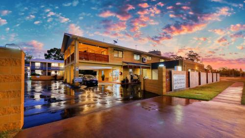 Emerald Hotel | Emerald Gardens Motel & Apartments