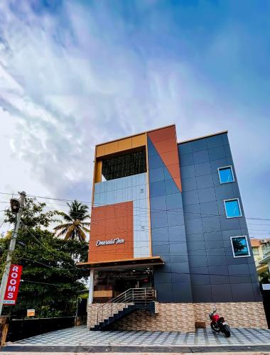 Kaloor Hotel | EMERALD INN