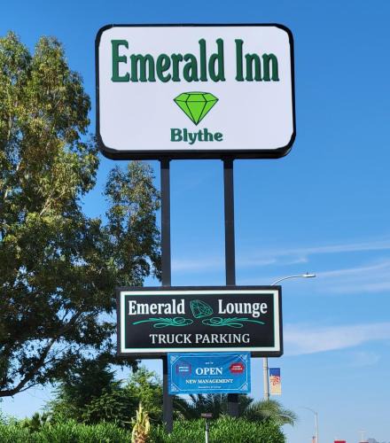 Blythe Hotel | Emerald Inn & Lounge